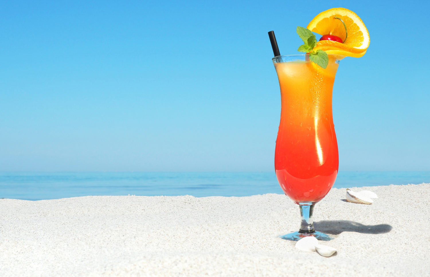 Sex on the Beach Cocktail am Sandstrand - Best Bottles - Ihr Partner